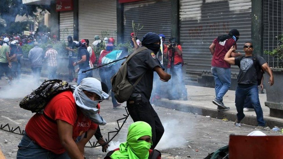 Students of the National Autonomous University of Honduras (UNAH) and elementary school teachers clash with riot police during a protest against the approval of education and healthcare bills in the Honduran Congress in Tegucigalpa on April 29, 2019.