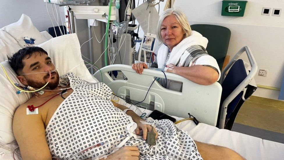 Michelle Meyrick, de 54 años, visita a su hijo Connor, de 27, en su cama del hospital tras donarle el 65% de su hígado durante una operación de 12 horas en marzo en el Royal Free Hospital (RFH), al norte de Londres.