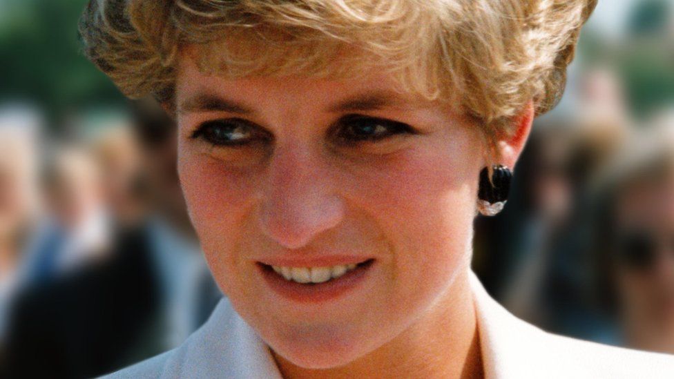 Ruthin exhibition marks 20th anniversary of Diana's death - BBC News