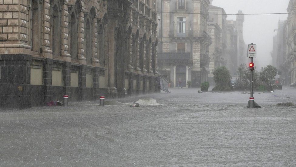 Улицы затоплены во время сильных дождей на острове Сицилия в Катании