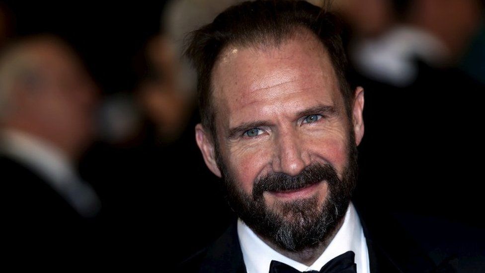 Ralph Fiennes 'can't understand vitriol' towards JK Rowling - BBC News