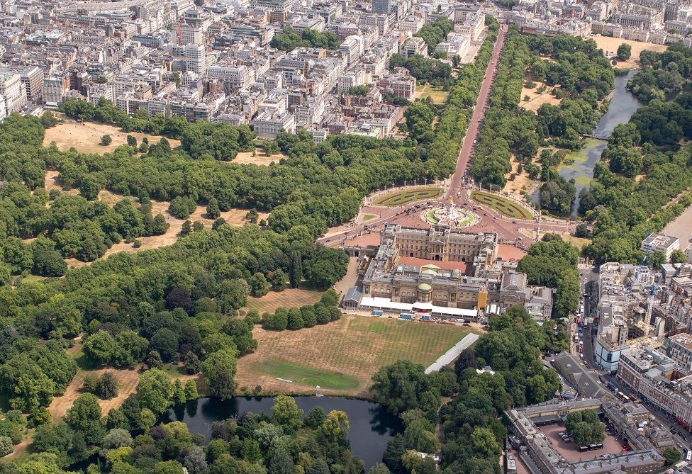 The grass in Buckingham Palace is seen scorched and yellow
