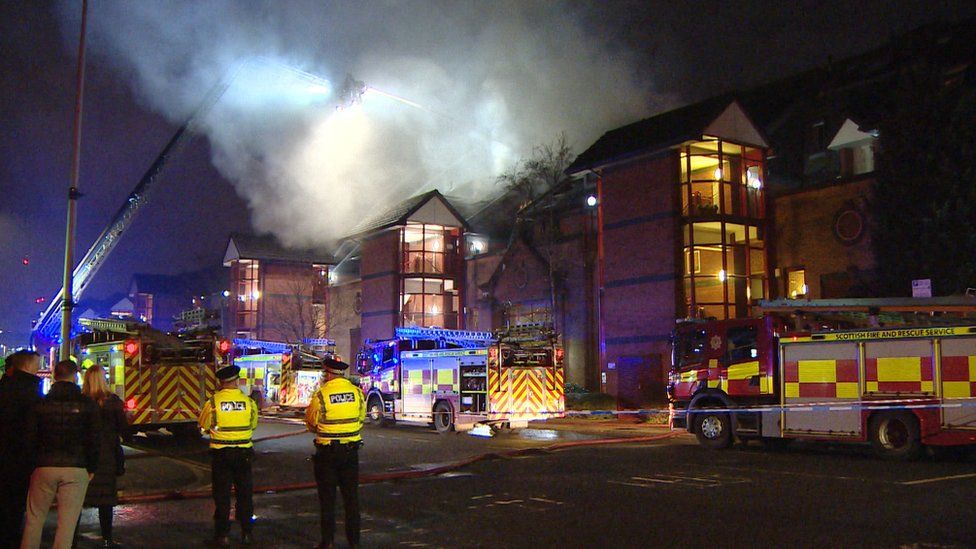 Residents forced from homes by major blaze in Glasgow flats - BBC News