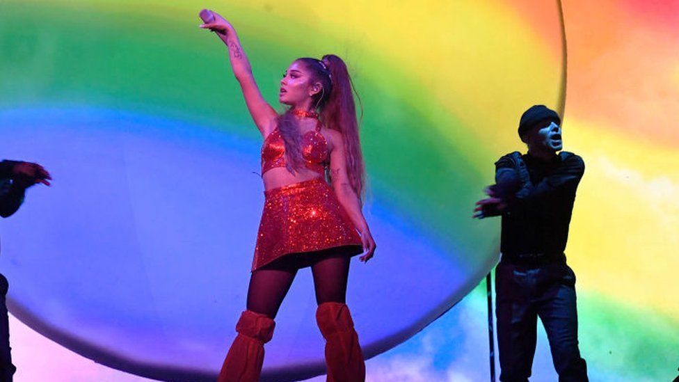 Ariana Grande suing Forever 21 for using 'lookalike' model - BBC Newsround