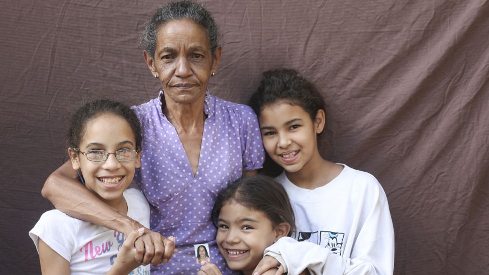 62-летняя Марибель Перес со своими внуками (слева направо) Наиле, 12 лет, Найберли, 7 лет, и Наир, 13 лет