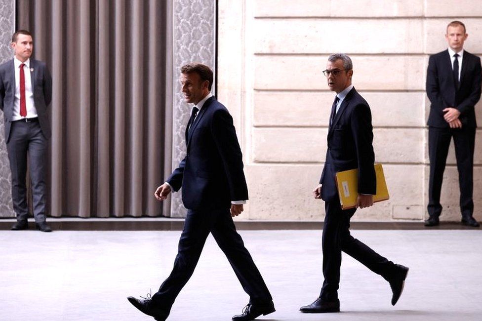 Президент Франции Эммануэль Макрон и генеральный секретарь Елисейского дворца Алексис Колер в Елисейском президентском дворце в Париже, Франция, в сентябре 2022 года