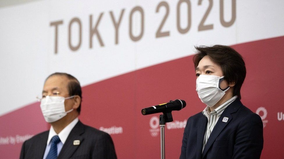 Генеральный директор Оргкомитета Токио-2020 Тоширо Муто (слева) и президент Оргкомитета Токио-2020 Сейко Хашимото выступают перед СМИ после видеоконференции с исполнительным советом МОК, 24 февраля 2021 г.