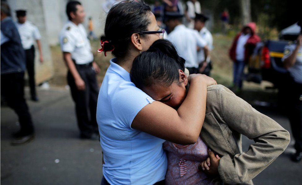 Члены семьи реагируют, ожидая новостей о своих близких после того, как в доме Вирхен-де-Асунсьон в Сан-Хосе-Пинула на окраине города Гватемала вспыхнул пожар, 8 марта 2017 г.