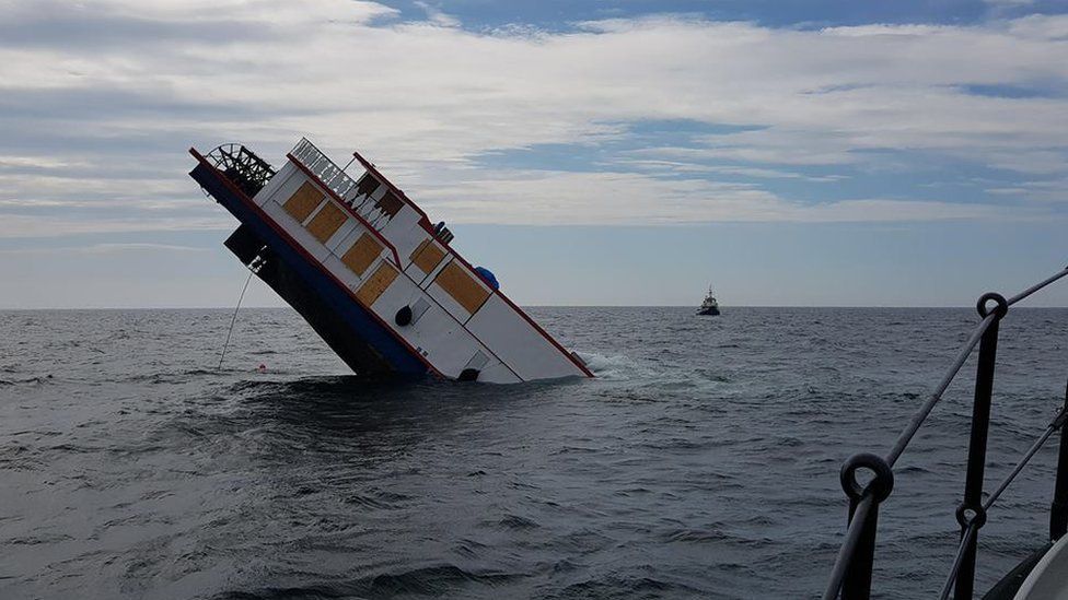 Paddle steamer MV Oliver Cromwell sinks off Anglesey coast - BBC News