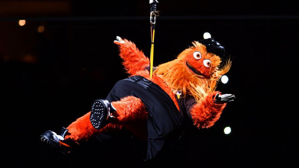 Gritty is lowered into Ice Hockey arena