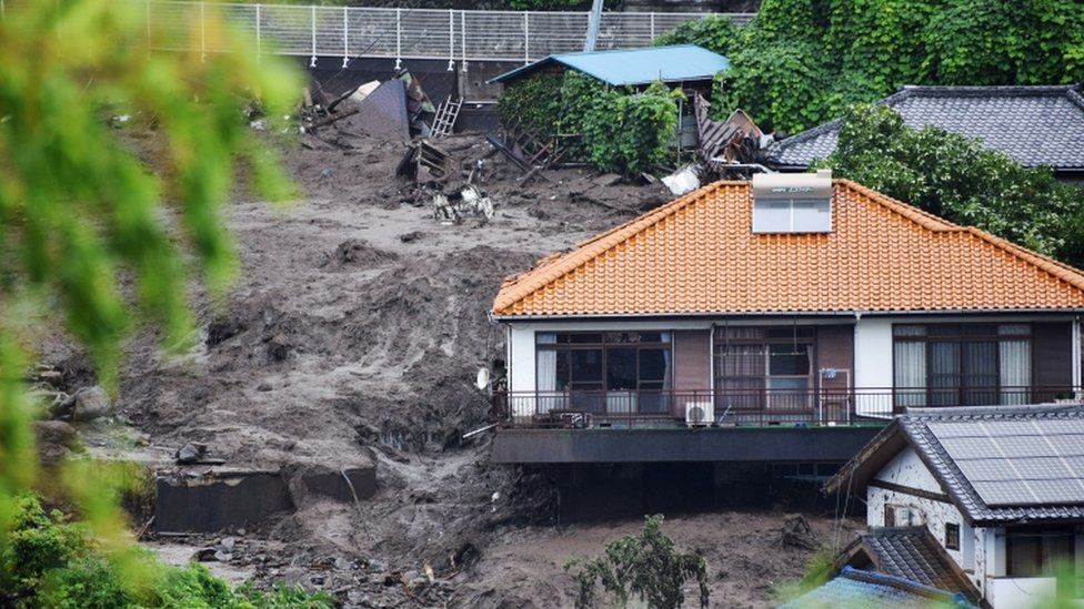 Дома, разрушенные оползнем, вызванным проливным дождем, в Атами, Япония.