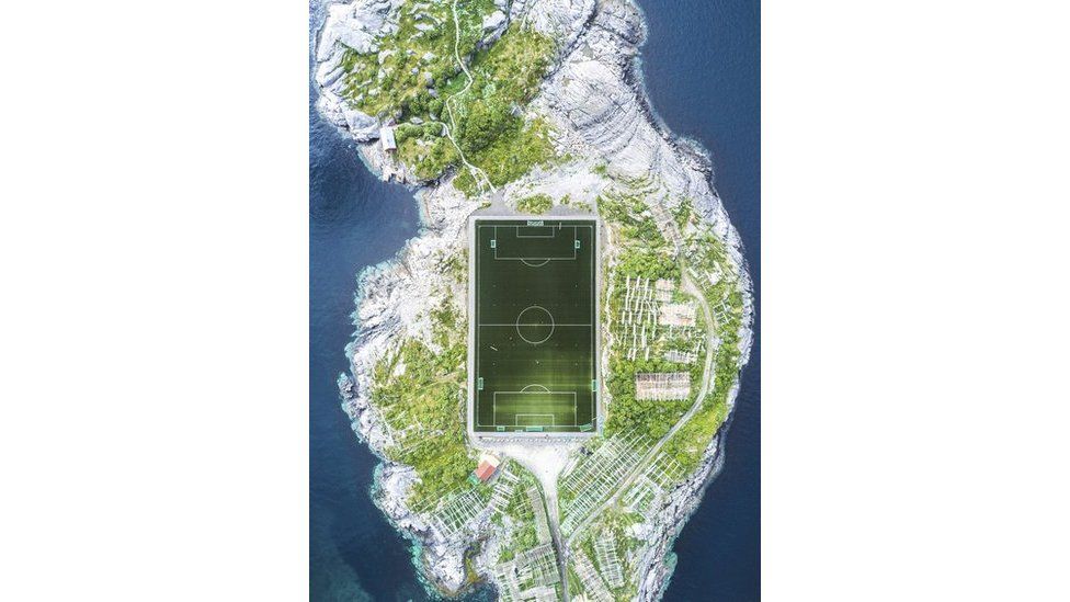 Lofoten adalarındaki futbol sahası