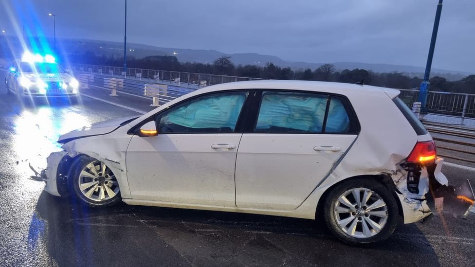 M48 Severn bridge: Car crashes after driver ignores closure - BBC News