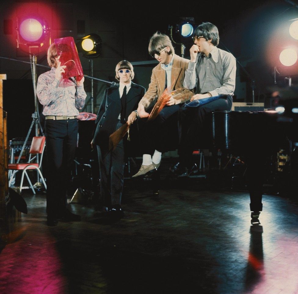 The Beatles в студии Abbey Road во время съемок рекламных фильмов «Писатель в мягкой обложке» и «Дождь».