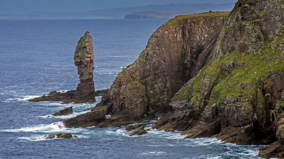 Climbers rescued from Old Man of Stoer sea stack - BBC News