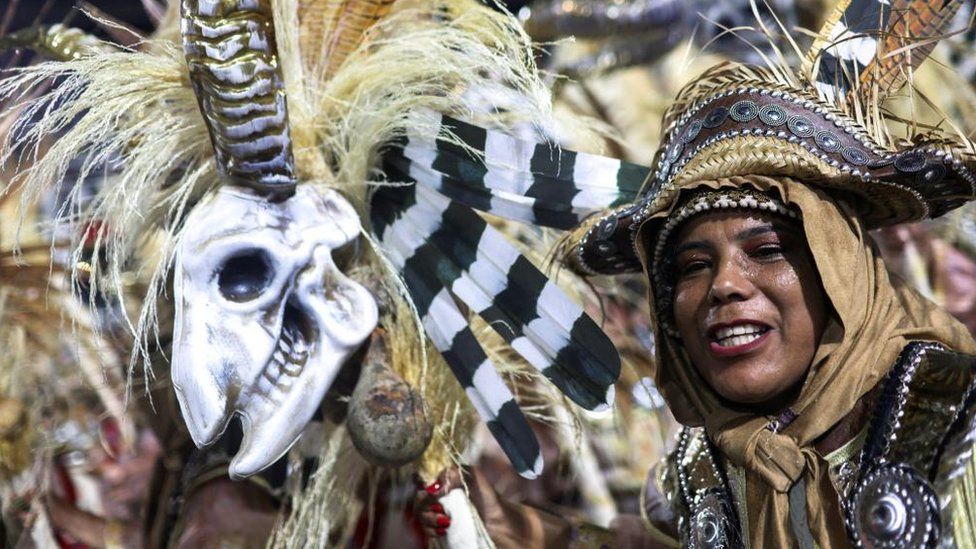Гуляка из школы самбы Imperatriz Leopoldinense выступает во вторую ночь карнавального парада на самбадроме в Рио-де-Жанейро, Бразилия, 21 февраля 2023 года.