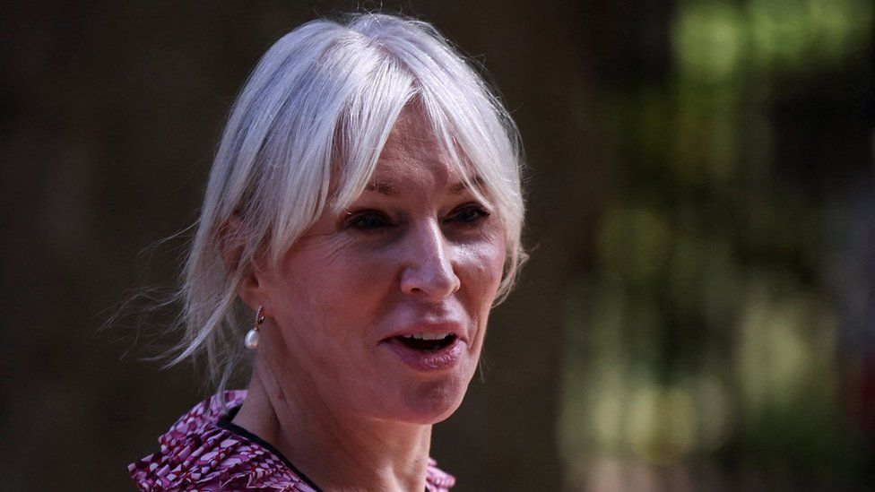 Nadine Dorries criticised for sharing edited image of Sunak wielding knife - BBC