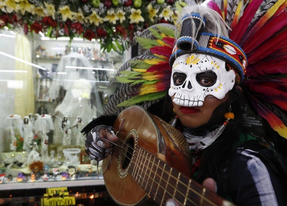 Поклонник Санта-Муэрте (Святой Смерти) в районе Тепито, Мехико - 1 ноября