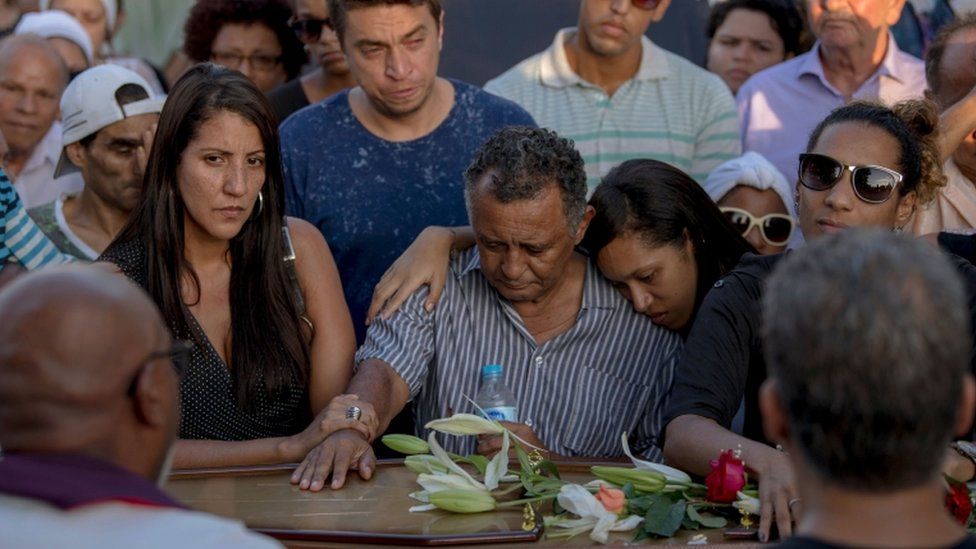 Relatives of Brazilian politician Marielle Franco pay tribute during her funeral at Caju Cemetery in Rio de Janeiro, Brazil on March 15, 2018