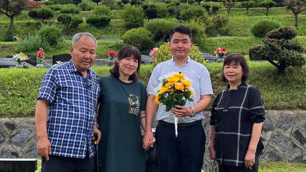 Jang Jun-ha (second from the right) and his family visited his brother's grave last summer