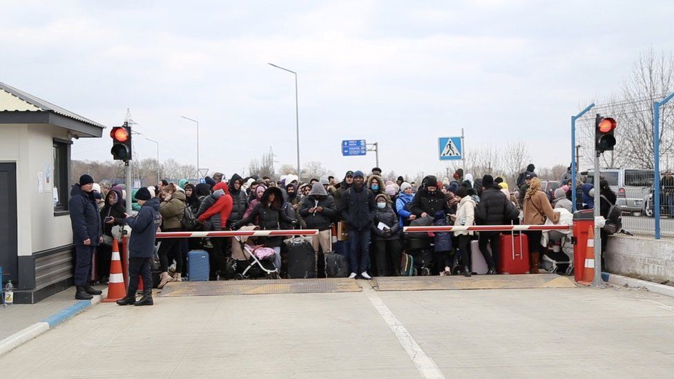 Ukrainians waiting to enter Moldova