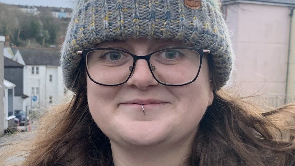 Woman with glasses and a woolly hat