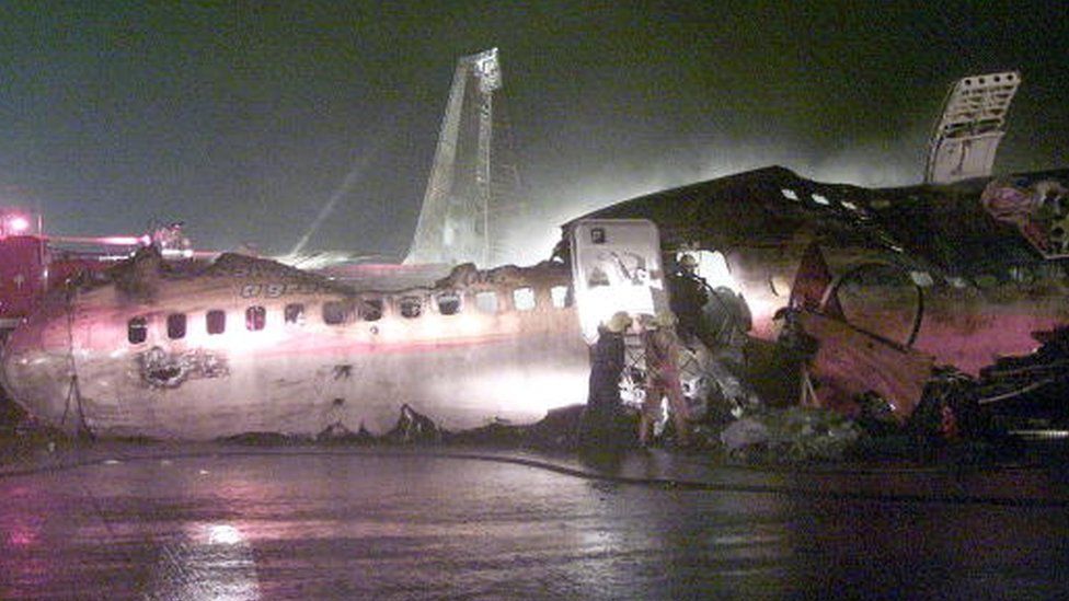 Fire fighters search for survivors in the wreckage of Singapore Airlines SQ-006 Boeing 747-400 after it crashed while taking off from Chiang Kai-shek International Airport in Taipei (01 November 2000)