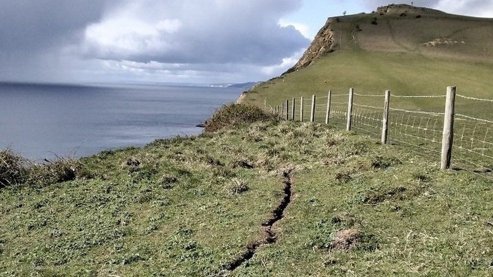 Fresh cracks in cliff edge