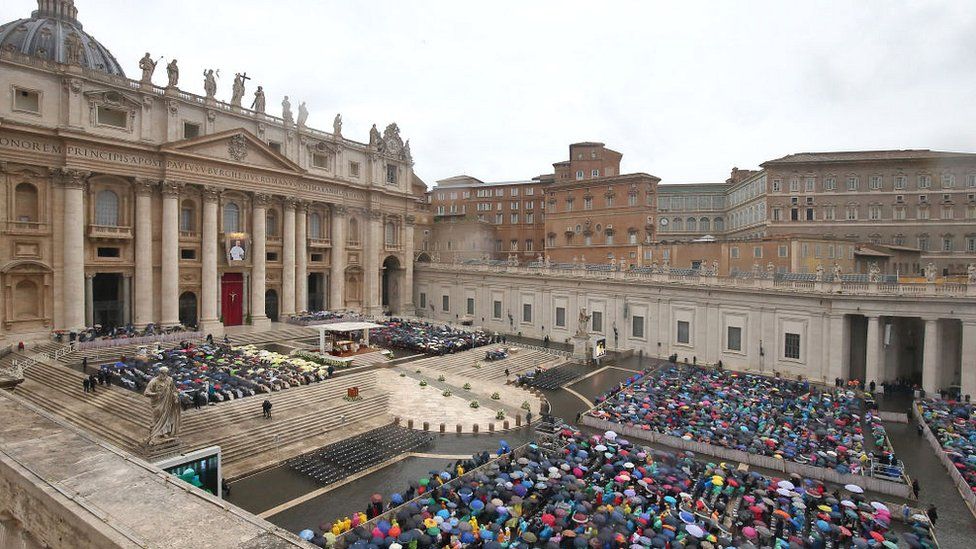 St Peter's sq\. crowded with faithful during the Holy Mass with the beatification rite of Pope John Paul I, presided over by Pope Francis. Vatican City, 4 September 4th, 2022