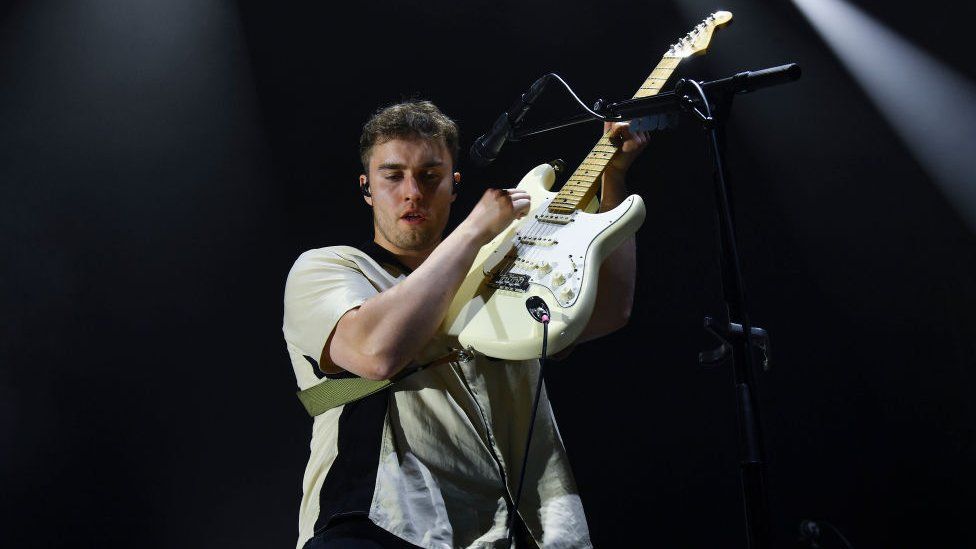 Sam fender playing the guitar