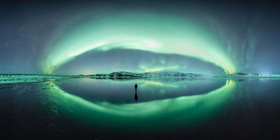 Një imazh astronomie me titull Iceland Vortex nga Larryn Rae që tregon Aurora Borealis në Islandë
