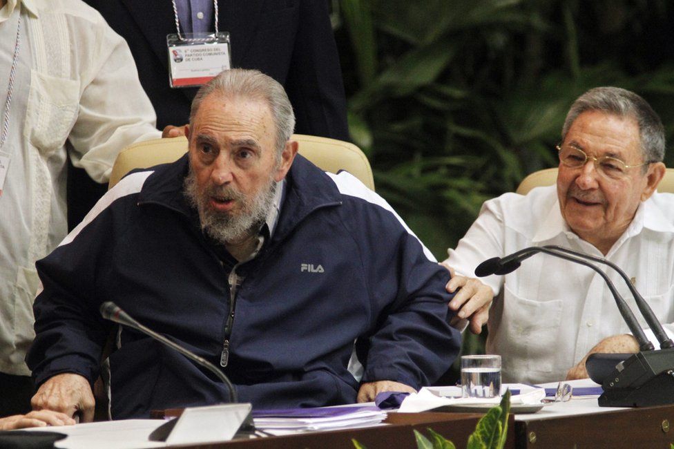 Рауль Кастро, президент Кубы (справа), пытается удержать своего брата и лидера революции Фиделя Кастро (слева) от вставания во время заключительного заседания 6-го съезда партии после того, как Рауль Кастро был официально избран преемником Фиделя Кастро на посту главы правительства. ПКК правящей коммунистической партии Кубы во Паласио-де-лас-Конвенсионес, 19 апреля 2011 года в Гаване, Куба.(Фото Свена Кройцманна / Mambo Photo / Getty Images)