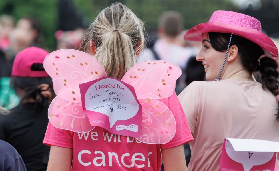 Race For Life runners are in the pink BBC News