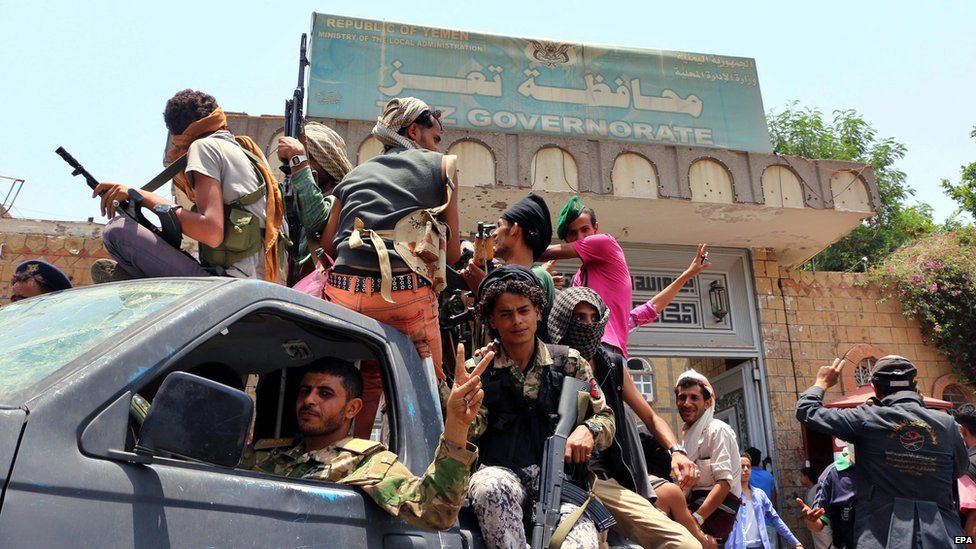 Tribal fighters opposed to the Houthi rebel movement in Taiz, Yemen (15 August 2015)