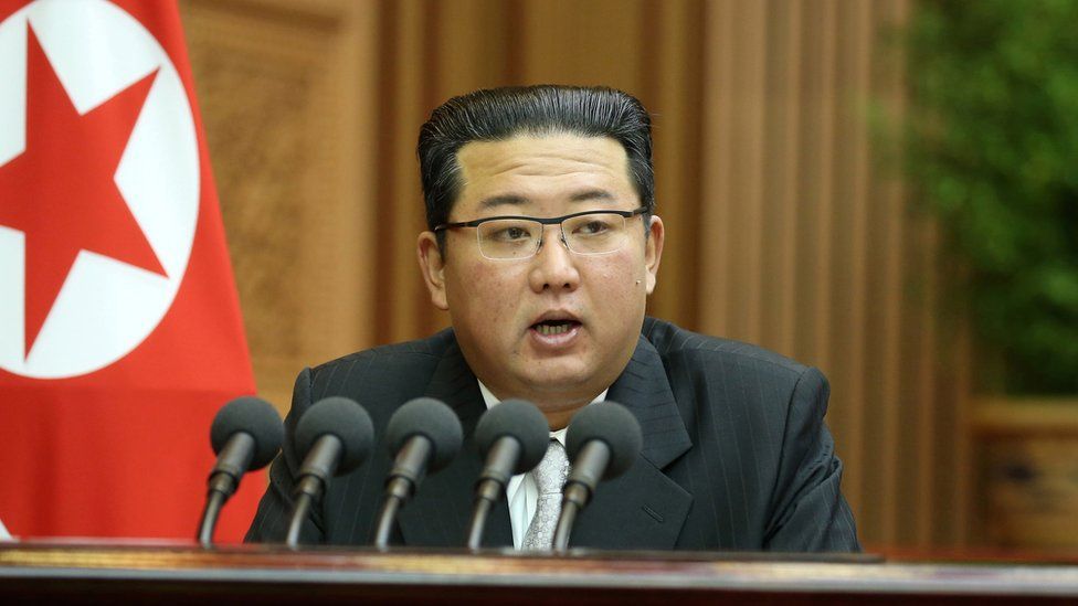 Лидер Северной Кореи Ким Чен Ын выступает с программной речью на второй день заседания 5-й сессии 14-й Верховной народной ассамблеи