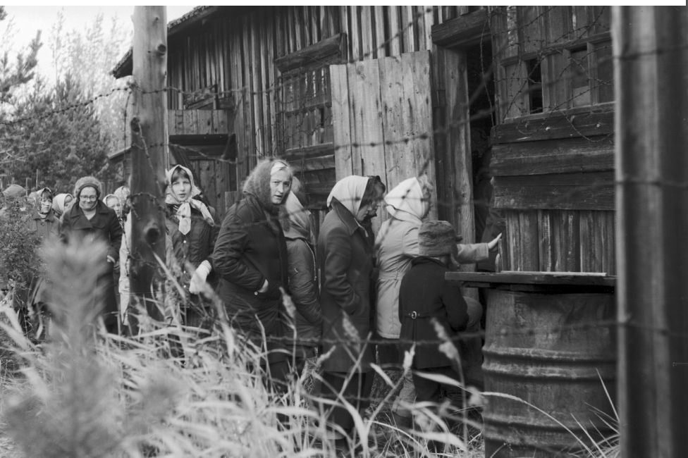 Ciudadanos soviéticos visitando la prisión de Mudyug (Foto: Library of Congress)