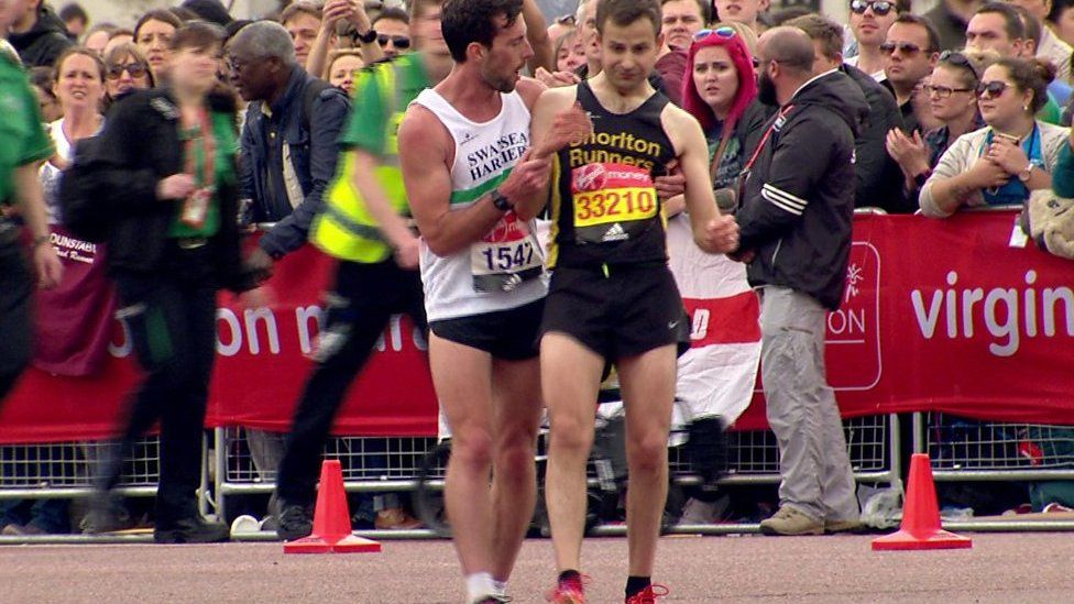 London Marathon runner from Swansea stops for 'guy in need' - BBC News