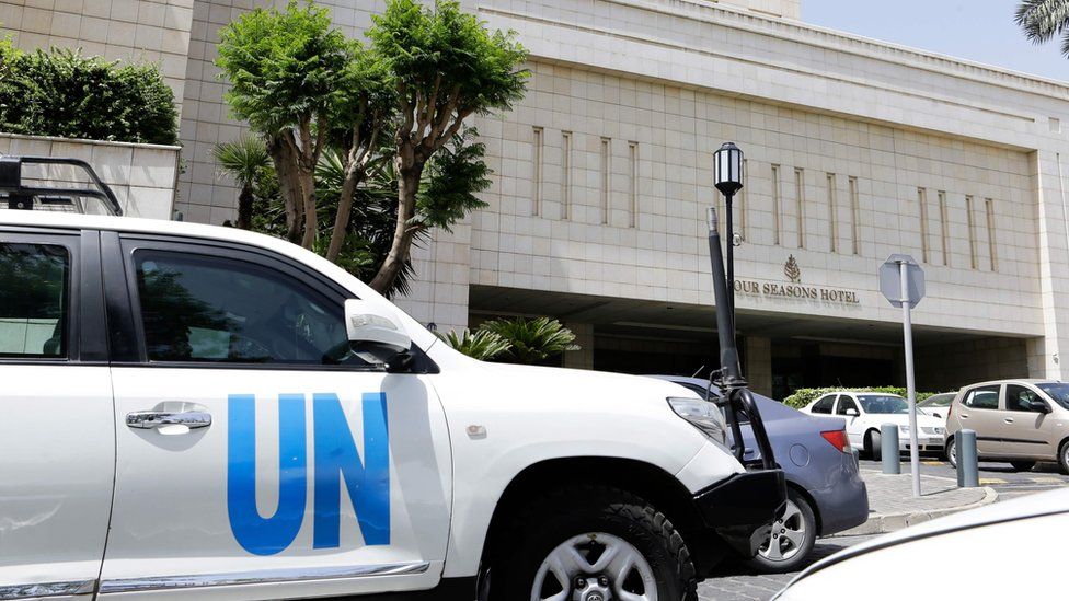 A United Nations vehicle is seen outside the hotel where experts from the Organisation for the Prohibition of Chemical Weapons (OPCW) are staying in Damascus (18 April 2018)