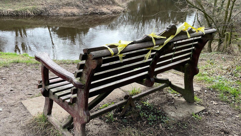bench with ribbons