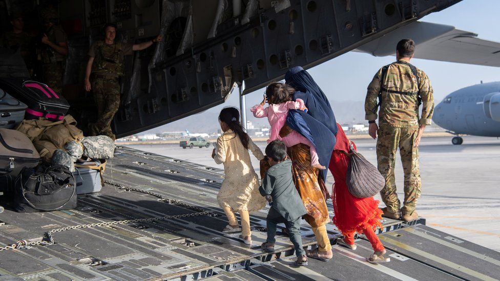 Пассажиры садятся на самолет C-17 Globemaster в аэропорту Кабула