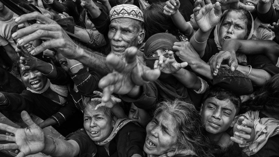 Rohingya refugees desperate for aid crowd as food is distributed - September 2017