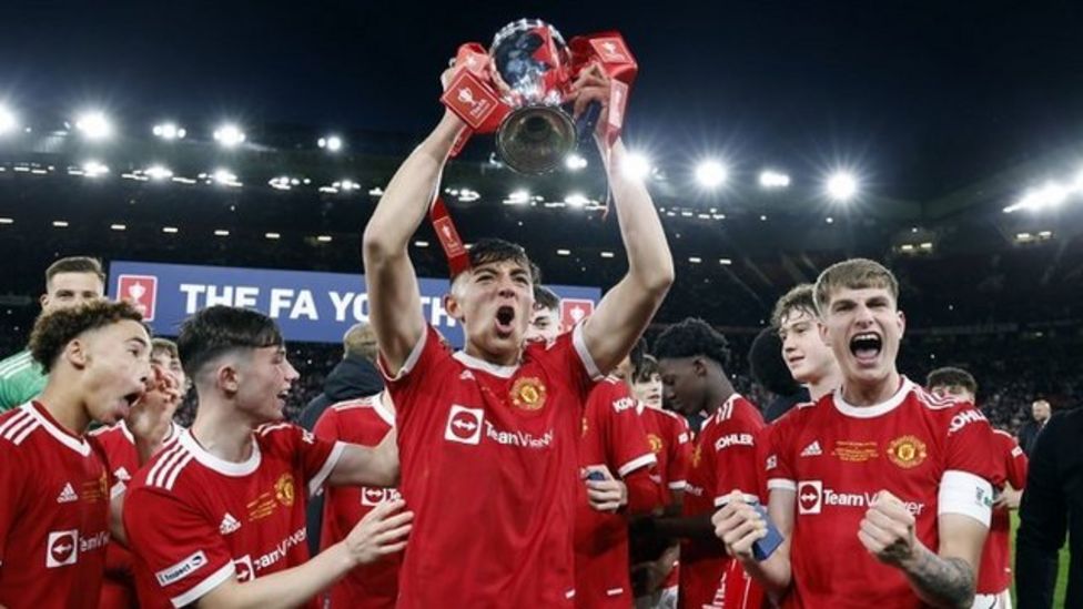 Youth FA Cup Final Young fans flock to watch Manchester United win BBC Newsround