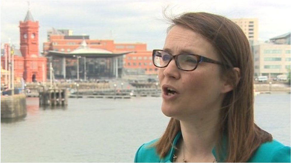 Mae Kirsty Williams wedi ymddiswyddo fel arweinydd Cymreig y Democratiaid Rhyddfrydol. Fydd yna rôl newydd iddi hi ym mae Caerdydd?