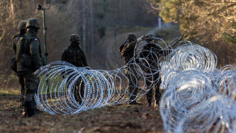 poland puts up razor wire at Kaliningrad border