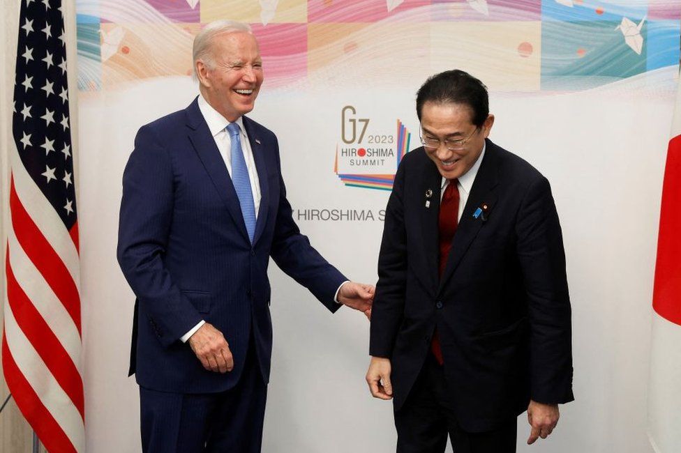 Tổng thống Hoa Kỳ Joe Biden (trái) được Thủ tướng Nhật Bản Fumio Kishida chào đón trước cuộc gặp song phương của họ tại Hiroshima vào ngày 18 tháng 5 năm 2023, trước thềm Hội nghị thượng đỉnh các nhà lãnh đạo G7.