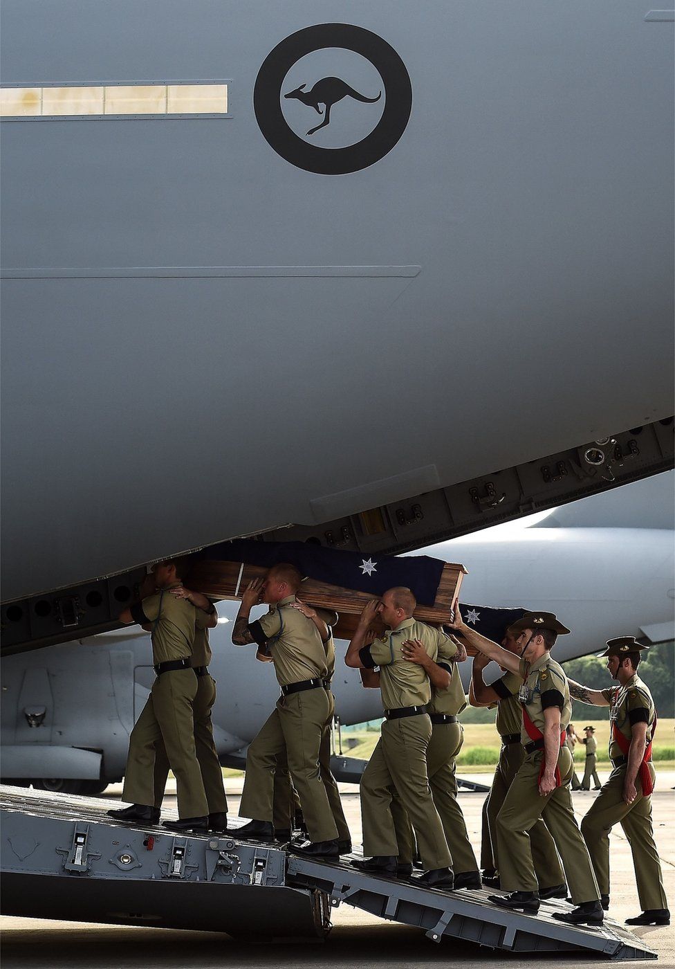 A coffin is carried onto a plane by Australian military personnel in Malaysia (31 May 2016)