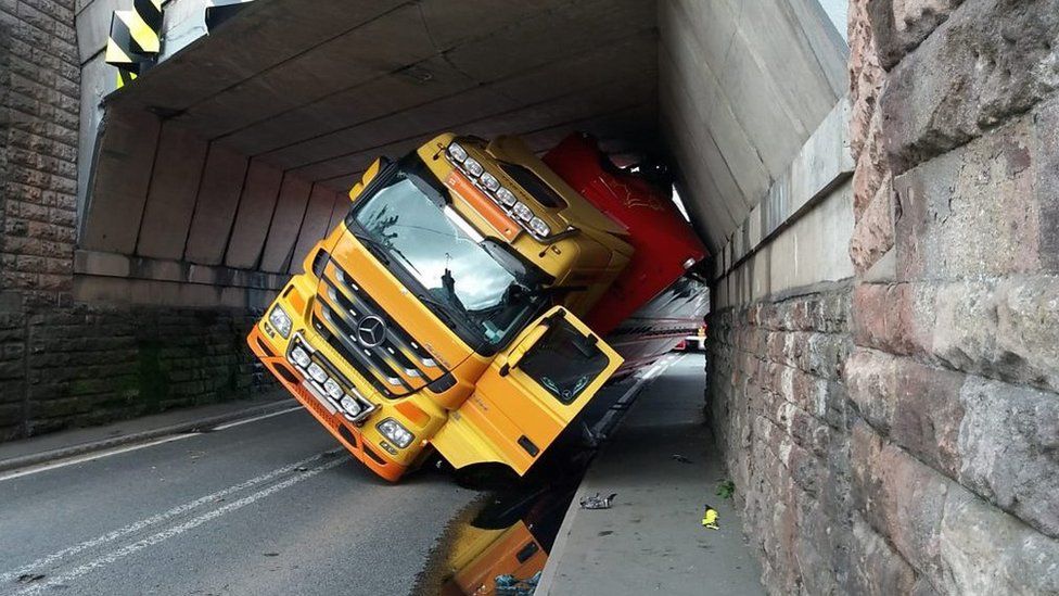 House Damaged After Lorry Gets Stuck On Steep Bend - BBC News