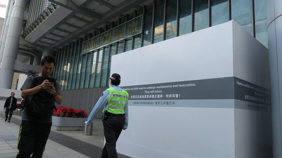 香港中环汇丰银行总行德辅道中一侧遭纵火的铜狮子被围板围封(3/1/2020)
