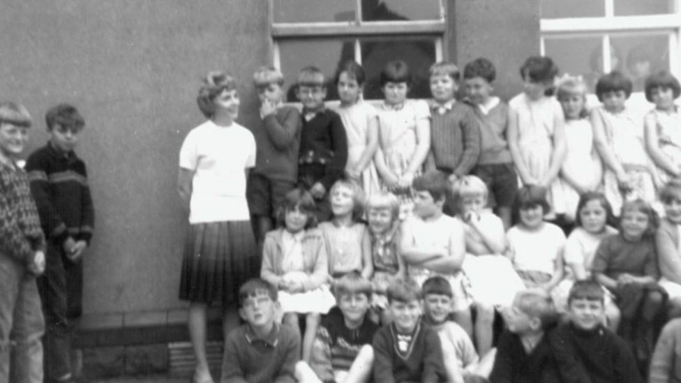A photo of Hettie Williams with her class at Pantglas Junior School