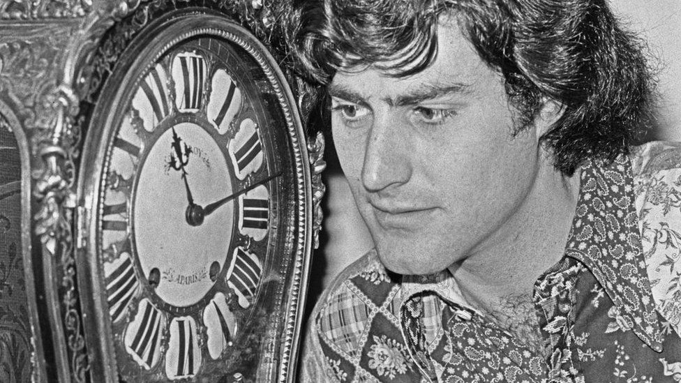 Ури Геллер смотрит на часы (1973)